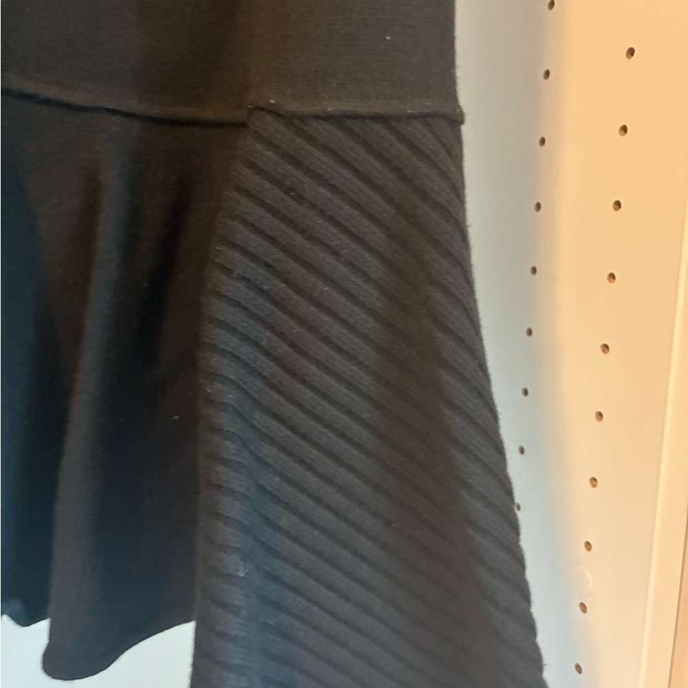 Elegant Black A-Line Skirt from Kuwait - Picture 2 of 2